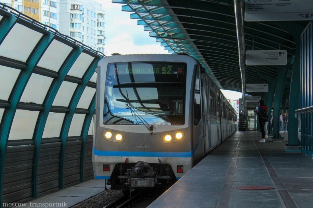 Вагон метро 81-740 на станции